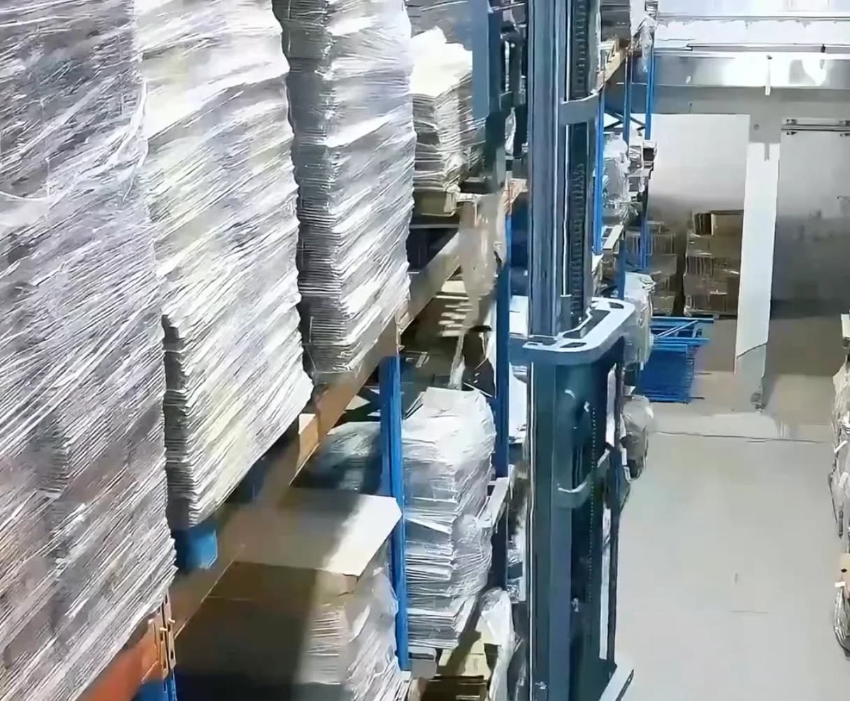 Dense high-bay storage from a 1.9 m aisle